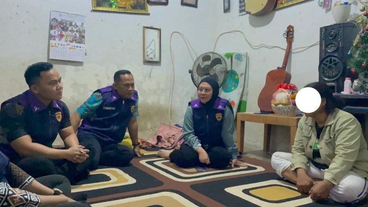 Tim psikolog Polda Jambi melakukan pendampingan psikologis terhadap keluarga korban kasus asusila di Kota Jambi, Senin (2/2/2026), (Dok. nahar)