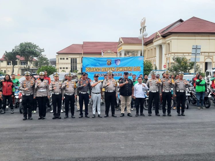 Direktorat Lalu Lintas Polda Jambi bersama komunitas ojek online menggelar apel bersama dalam rangka Operasi Keselamatan 2026 di Lapangan Ditlantas Polda Jambi, Selasa (3/2/2026) (Dok. Nahar)