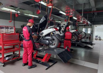 Mekanik Yamaha melakukan perawatan sepeda motor pelanggan di Yamaha Flagship Shop Jambi. Selama Februari 2026 (Dok. Stepanus)