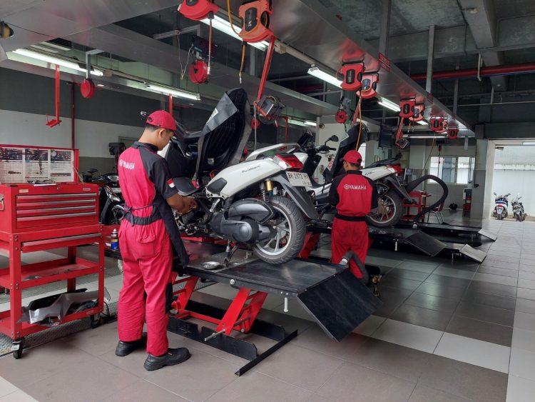 Mekanik Yamaha melakukan perawatan sepeda motor pelanggan di Yamaha Flagship Shop Jambi. Selama Februari 2026 (Dok. Stepanus)