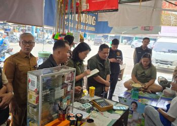 Petugas Subdit I Indagsi Ditreskrimsus Polda Jambi bersama instansi terkait melakukan pengecekan harga dan ketersediaan bahan pokok di Pasar Tradisional Angso Duo, Kota Jambi, Selasa (3/2/2026). (Dok. Nahar)