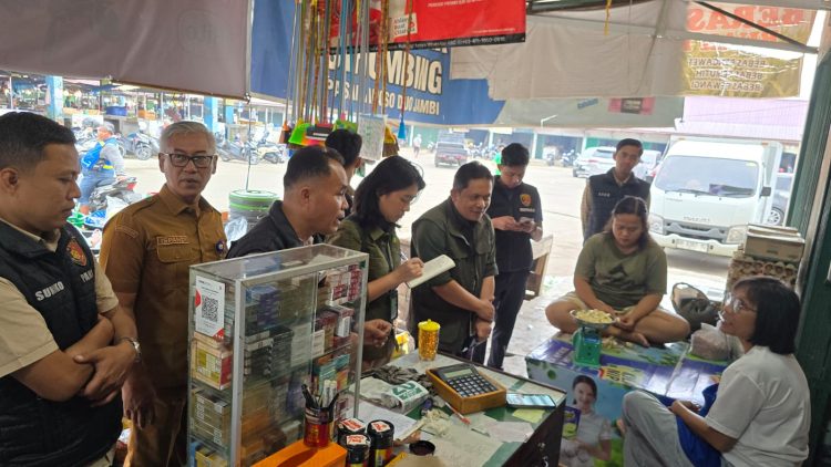 Petugas Subdit I Indagsi Ditreskrimsus Polda Jambi bersama instansi terkait melakukan pengecekan harga dan ketersediaan bahan pokok di Pasar Tradisional Angso Duo, Kota Jambi, Selasa (3/2/2026). (Dok. Nahar)