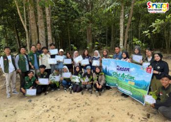 Peserta kegiatan Sinergi Bagi Negeri PT Sinar Sentosa Primatama (Sinsen) berfoto bersama usai aksi penanaman pohon dan edukasi lingkungan (Dok. Stepanus)