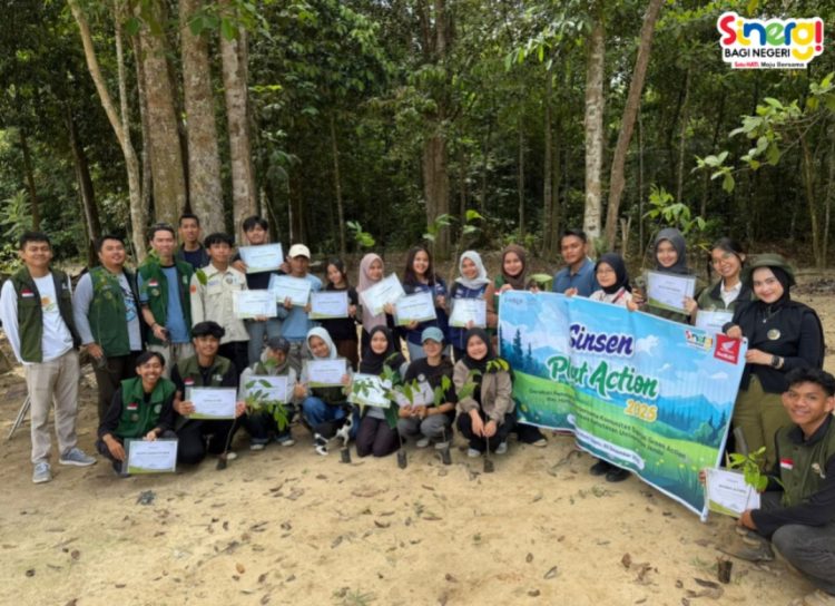 Peserta kegiatan Sinergi Bagi Negeri PT Sinar Sentosa Primatama (Sinsen) berfoto bersama usai aksi penanaman pohon dan edukasi lingkungan (Dok. Stepanus)