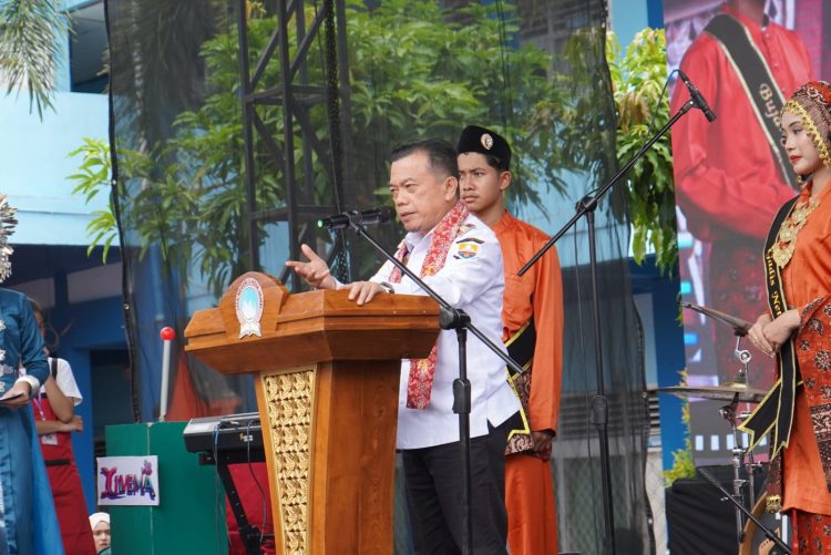 Gubernur Jambi Al Haris menyampaikan sambutan saat membuka kegiatan Chromatic Anniversary of Netco’s 48th Milestone (CINEMA) dalam rangka HUT ke-48 SMA Negeri 3 Kota Jambi, Rabu (4/2/2026), (Dok. Erit)
