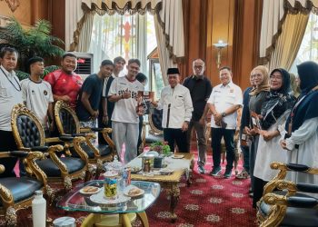 Gubernur Jambi Al Haris (tengah) bersama atlet peraih medali emas PON Aceh–Sumatera Utara 2024, pengurus KONI, dan Dispora saat memastikan realisasi pemberangkatan umroh bagi orang tua atlet di Kantor Gubernur Jambi, Rabu (4/2/2026). (Dok. Erit)