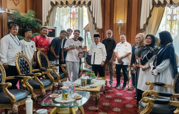 Gubernur Jambi Al Haris (tengah) bersama atlet peraih medali emas PON Aceh–Sumatera Utara 2024, pengurus KONI, dan Dispora saat memastikan realisasi pemberangkatan umroh bagi orang tua atlet di Kantor Gubernur Jambi, Rabu (4/2/2026). (Dok. Erit)