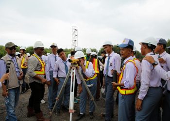 Pelajar peserta program KELANA mengikuti praktik pengukuran dan pengelolaan tata air gambut di area operasional PT Wira Karya Sakti, Distrik VII, Jambi, Selasa (3/2/2026) (Dok. Stepanus)