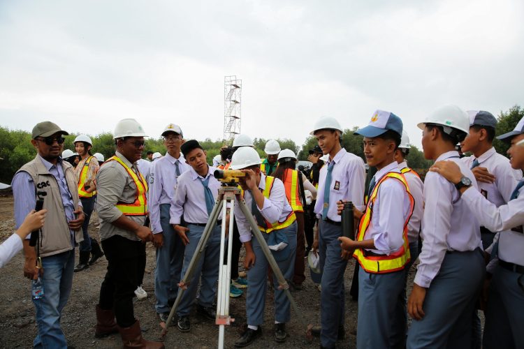 Pelajar peserta program KELANA mengikuti praktik pengukuran dan pengelolaan tata air gambut di area operasional PT Wira Karya Sakti, Distrik VII, Jambi, Selasa (3/2/2026) (Dok. Stepanus)