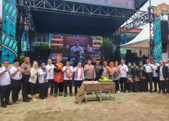 Dirinmas Polda Jambi bersama Gubernur Jambi dan jajaran pendidikan berfoto bersama usai peringatan HUT ke-48 SMAN 3 Kota Jambi di Lapangan SMAN 3 Jambi, Rabu (4/2/2026). (Dok. Nahar)
