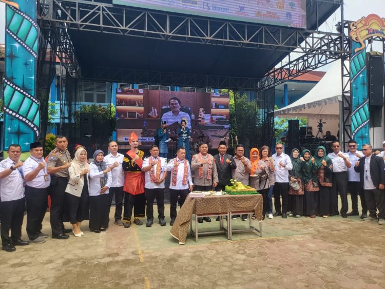 Dirinmas Polda Jambi bersama Gubernur Jambi dan jajaran pendidikan berfoto bersama usai peringatan HUT ke-48 SMAN 3 Kota Jambi di Lapangan SMAN 3 Jambi, Rabu (4/2/2026). (Dok. Nahar)