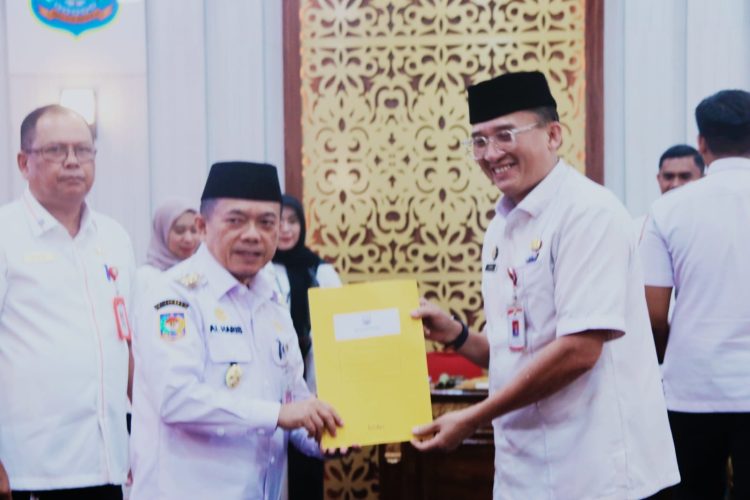 Gubernur Jambi Al Haris menyerahkan dokumen perjanjian kinerja kepada kepala OPD dalam penandatanganan Perjanjian Kinerja dan penyerahan DPA Tahun Anggaran 2026 di Ruang Pola Kantor Gubernur Jambi, Senin (4/2/2026). (Dok. Erit)