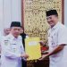 Gubernur Jambi Al Haris menyerahkan dokumen perjanjian kinerja kepada kepala OPD dalam penandatanganan Perjanjian Kinerja dan penyerahan DPA Tahun Anggaran 2026 di Ruang Pola Kantor Gubernur Jambi, Senin (4/2/2026). (Dok. Erit)