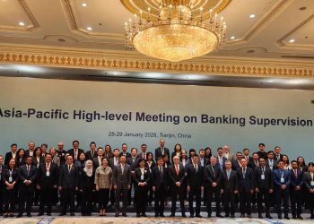 Delegasi otoritas pengawasan perbankan dari berbagai negara berfoto bersama dalam The EMEAP-BCBS-FSI 20th Asia-Pacific High-level Meeting on Banking Supervision yang digelar di Tianjin, Tiongkok, 27–29 Januari 2026. (Dok. Humas OJK jambi)
