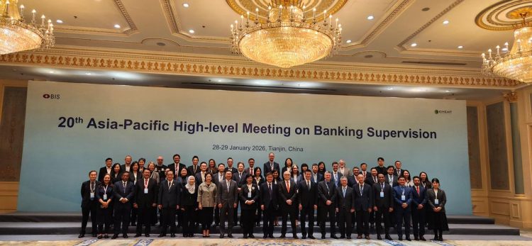 Delegasi otoritas pengawasan perbankan dari berbagai negara berfoto bersama dalam The EMEAP-BCBS-FSI 20th Asia-Pacific High-level Meeting on Banking Supervision yang digelar di Tianjin, Tiongkok, 27–29 Januari 2026. (Dok. Humas OJK jambi)