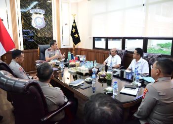 Kapolda Jambi Irjen Pol. Krisno H. Siregar memimpin rapat koordinasi bersama pejabat utama Polda Jambi serta perwakilan Pemerintah Provinsi dan Pemerintah Kota Jambi terkait persiapan karya bakti sosial di Taman Eks MTQ, Rabu (4/2/2026). (Dok. Nahar)