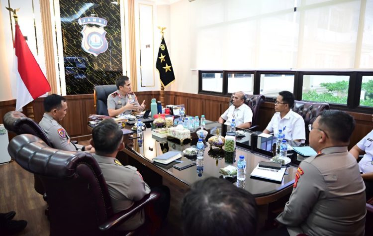 Kapolda Jambi Irjen Pol. Krisno H. Siregar memimpin rapat koordinasi bersama pejabat utama Polda Jambi serta perwakilan Pemerintah Provinsi dan Pemerintah Kota Jambi terkait persiapan karya bakti sosial di Taman Eks MTQ, Rabu (4/2/2026). (Dok. Nahar)