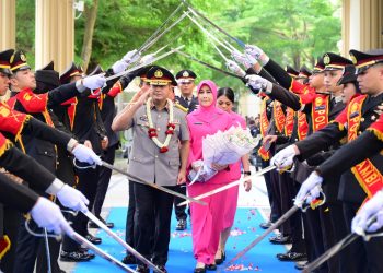 Kapolda Jambi Irjen Pol. Krisno H. Siregar memimpin langsung prosesi pelepasan Wakapolda Jambi Brigjen Pol. M. Mustaqim melalui tradisi pedang pora di Lapangan Hitam Mapolda Jambi, Kamis (5/2/2026) (Dok. Humas)