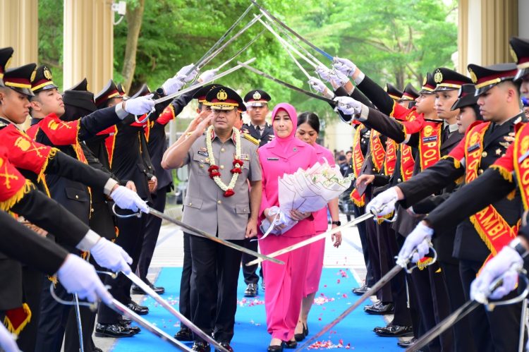 Kapolda Jambi Irjen Pol. Krisno H. Siregar memimpin langsung prosesi pelepasan Wakapolda Jambi Brigjen Pol. M. Mustaqim melalui tradisi pedang pora di Lapangan Hitam Mapolda Jambi, Kamis (5/2/2026) (Dok. Humas)