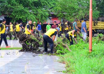 Personel Polda Jambi bersama Polres dan Polsek jajaran membersihkan fasilitas umum saat aksi korve massal serentak di Lapangan Eks Arena MTQ, Kota Jambi, Jumat (6/2/2026). (Dok. Nahar)