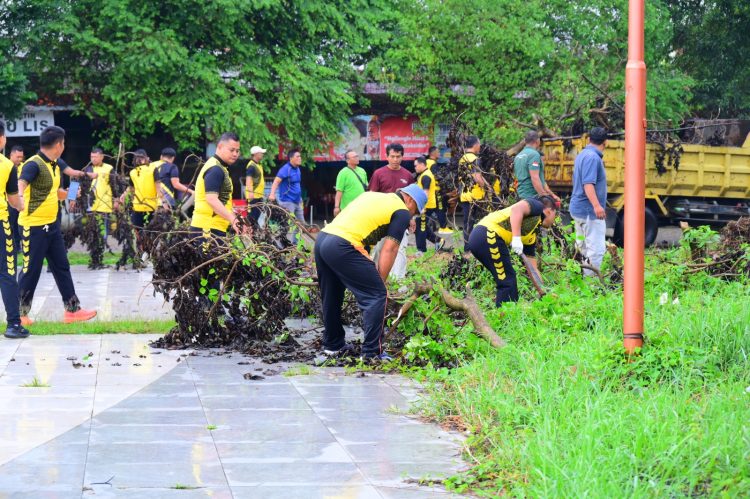 Personel Polda Jambi bersama Polres dan Polsek jajaran membersihkan fasilitas umum saat aksi korve massal serentak di Lapangan Eks Arena MTQ, Kota Jambi, Jumat (6/2/2026). (Dok. Nahar)