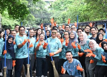 Karyawan Jasa Raharja bersama relawan dan masyarakat mengikuti Aksi Nasional “Glow Up Lingkungan: Bersih Itu Keren!” di salah satu ruang publik, Kamis (6/2/2026), (Dok. Humas JR)