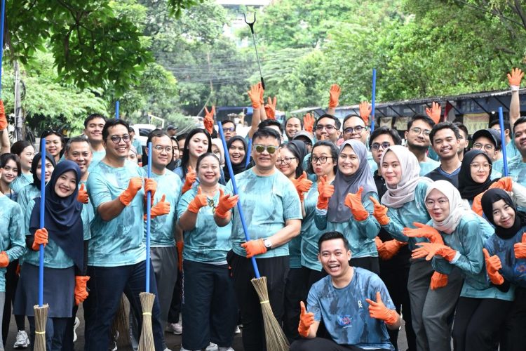 Karyawan Jasa Raharja bersama relawan dan masyarakat mengikuti Aksi Nasional “Glow Up Lingkungan: Bersih Itu Keren!” di salah satu ruang publik, Kamis (6/2/2026), (Dok. Humas JR)
