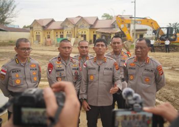 Kapolda Aceh Beri Penghargaan kepada Danyon Taruna Akpol dan Taruna Akpol atas Dedikasi Kemanusiaan di Aceh Tamiang. (Dok/Yola)