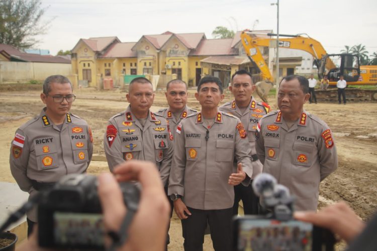 Kapolda Aceh Beri Penghargaan kepada Danyon Taruna Akpol dan Taruna Akpol atas Dedikasi Kemanusiaan di Aceh Tamiang. (Dok/Yola)