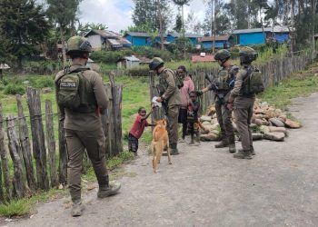Personel Satgas Operasi Damai Cartenz 2026 menyusuri jalan setapak di Distrik Sugapa, bukan hanya untuk patroli keamanan, tetapi juga menghadirkan layanan kesehatan langsung ke kampung-kampung. (dok/yl)