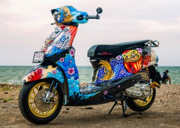 Yamaha Grand Filano Hybrid hasil modifikasi Blastoise tampil sporty dengan grafis khas Jepang terinspirasi helm Motegi, memadukan unsur estetika, detail presisi, dan performa untuk menonjolkan karakter skutik Classy yang adaptif. (Dok. Yamaha)
