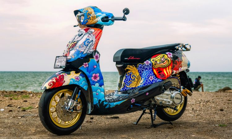 Yamaha Grand Filano Hybrid hasil modifikasi Blastoise tampil sporty dengan grafis khas Jepang terinspirasi helm Motegi, memadukan unsur estetika, detail presisi, dan performa untuk menonjolkan karakter skutik Classy yang adaptif. (Dok. Yamaha)
