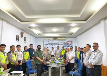 Peserta Rapat Koordinasi Forum Lalu Lintas dan Angkutan Jalan (LLAJ) berfoto bersama usai kegiatan yang digelar PT Jasa Raharja Cabang Muara Bungo di Kantor Jasa Raharja Muara Bungo, Kabupaten Bungo, Jambi, Rabu (11/2/2026). (Dok. Humas)