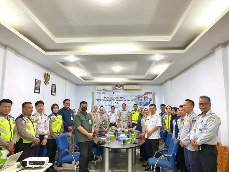 Peserta Rapat Koordinasi Forum Lalu Lintas dan Angkutan Jalan (LLAJ) berfoto bersama usai kegiatan yang digelar PT Jasa Raharja Cabang Muara Bungo di Kantor Jasa Raharja Muara Bungo, Kabupaten Bungo, Jambi, Rabu (11/2/2026). (Dok. Humas)
