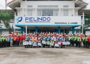 Manajemen dan pekerja PT Pelabuhan Indonesia (Persero) Regional 2 Jambi berfoto bersama usai pelaksanaan Apel Umum K3 dalam rangka Bulan Keselamatan dan Kesehatan Kerja Nasional 2026 di Pelabuhan Jambi, Selasa (10/2/2026). (Dok. Stepanus)