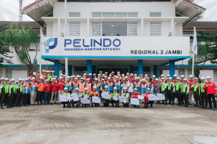 Manajemen dan pekerja PT Pelabuhan Indonesia (Persero) Regional 2 Jambi berfoto bersama usai pelaksanaan Apel Umum K3 dalam rangka Bulan Keselamatan dan Kesehatan Kerja Nasional 2026 di Pelabuhan Jambi, Selasa (10/2/2026). (Dok. Stepanus)