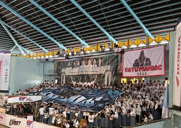 Suporter SMAN 1 Kota Jambi membentangkan atribut dukungan saat laga semifinal Honda DBL 2026 Seri Jambi di GOR Kota Jambi, Rabu (11/2/2026). Partai final dijadwalkan berlangsung Jumat (13/2/2026). (Dok. Sinsen)