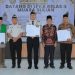 Kepala LPKA Kelas II Muara Bulian bersama perwakilan BAZNAS dan MUI Kabupaten Batang Hari menunjukkan dokumen Perjanjian Kerja Sama usai penandatanganan di Muara Bulian, Kamis (12/2/2026). (Dok. Humas)