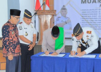 Pejabat LPKA Kelas II Muara Bulian dan Bapas Kelas I Jambi menandatangani dokumen kerja sama pembukaan Program Kolaborasi Pelatihan Barbershop di Muara Bulian, Kamis (12/2/2026). (Dok. Humas)