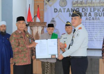 Kepala LPKA Kelas II Muara Bulian menerima dokumen izin operasional Lembaga Pelatihan Kerja (LPK) dari perwakilan Disnakertrans Kabupaten Batang Hari dalam seremoni penyerahan di Muara Bulian, Kamis (12/2/2026). (Dok, Stepanus)