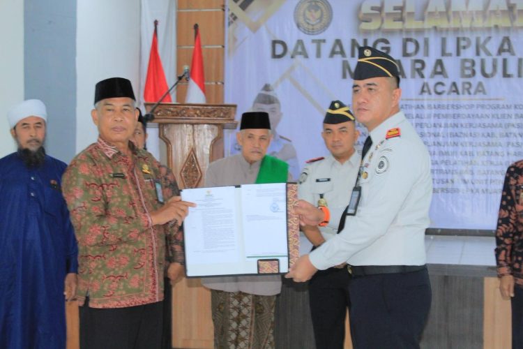 Kepala LPKA Kelas II Muara Bulian menerima dokumen izin operasional Lembaga Pelatihan Kerja (LPK) dari perwakilan Disnakertrans Kabupaten Batang Hari dalam seremoni penyerahan di Muara Bulian, Kamis (12/2/2026). (Dok, Stepanus)