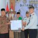 Kepala LPKA Kelas II Muara Bulian menerima dokumen izin operasional Lembaga Pelatihan Kerja (LPK) dari perwakilan Disnakertrans Kabupaten Batang Hari dalam seremoni penyerahan di Muara Bulian, Kamis (12/2/2026). (Dok, Stepanus)