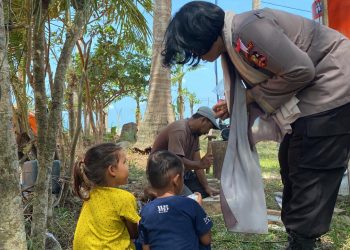Mahasiswa STIK Lemdiklat Polri Angkatan 83 berdialog dengan warga saat melakukan pendataan dan penyaluran sembako dalam kegiatan Pengabdian kepada Masyarakat (Dianmas) di Kabupaten Aceh Utara, Kamis (12/2/2026). (Dok. Alam)