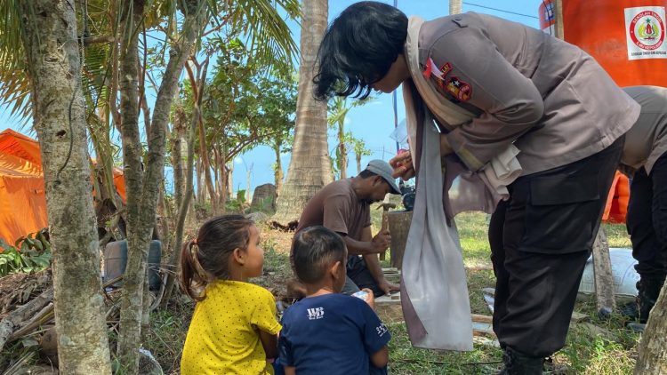 Mahasiswa STIK Lemdiklat Polri Angkatan 83 berdialog dengan warga saat melakukan pendataan dan penyaluran sembako dalam kegiatan Pengabdian kepada Masyarakat (Dianmas) di Kabupaten Aceh Utara, Kamis (12/2/2026). (Dok. Alam)