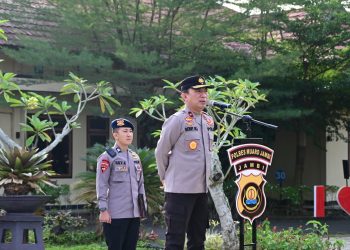 Wakapolda Jambi Brigjen Pol. B. Ali memberikan arahan kepada personel saat kunjungan kerja di Polres Muaro Jambi, Kamis (12/2/2026). (Dok. Nahar)