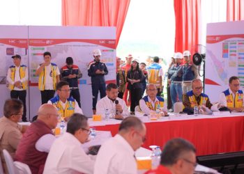 Anggota DPR RI Komisi V bersama perwakilan Kementerian Pekerjaan Umum dan manajemen Hutama Karya meninjau progres pembangunan Jalan Tol Palembang–Betung di Jembatan Musi V, Sumatera Selatan, Rabu (12/2/2026). (Dok. Humas)