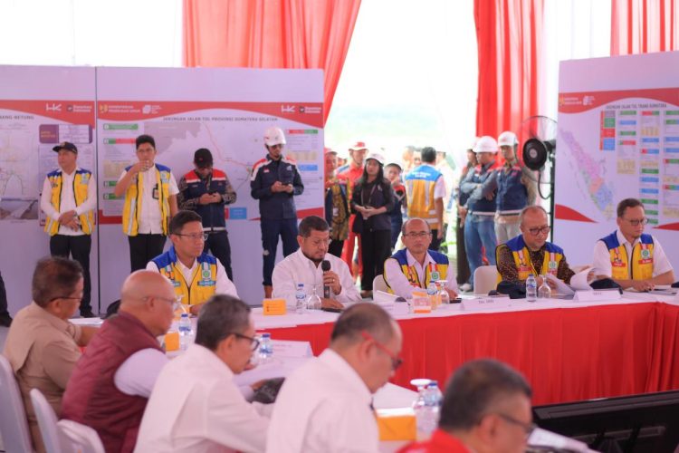 Anggota DPR RI Komisi V bersama perwakilan Kementerian Pekerjaan Umum dan manajemen Hutama Karya meninjau progres pembangunan Jalan Tol Palembang–Betung di Jembatan Musi V, Sumatera Selatan, Rabu (12/2/2026). (Dok. Humas)