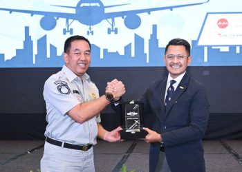 Direktur Utama Jasa Raharja Muhammad Awaluddin (kiri) dan Ketua Umum INACA Denon Prawiraatmadja (kanan) usai kegiatan sosialisasi nasional budaya keselamatan dan asuransi penerbangan di Jakarta, Selasa (11/2/2026). (Dokj. Humas JR)