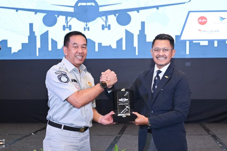 Direktur Utama Jasa Raharja Muhammad Awaluddin (kiri) dan Ketua Umum INACA Denon Prawiraatmadja (kanan) usai kegiatan sosialisasi nasional budaya keselamatan dan asuransi penerbangan di Jakarta, Selasa (11/2/2026). (Dokj. Humas JR)