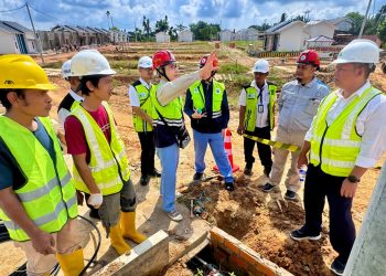 Tim Perumdam Tirta Mayang bersama perwakilan Osaka Municipal Waterworks Bureau meninjau lokasi proyek percontohan penurunan tingkat kehilangan air di Kota Jambi, Februari 2026. (Dok. Stepanus)